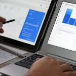 Analista revisando métricas de tráfico web y performance digital en pantalla táctil