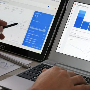 Analista revisando métricas de tráfico web y performance digital en pantalla táctil
